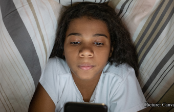 Health & Wellness Americans are ‘Doomscrolling’ at Bedtime Prioritizing Screen Time Over Sleep