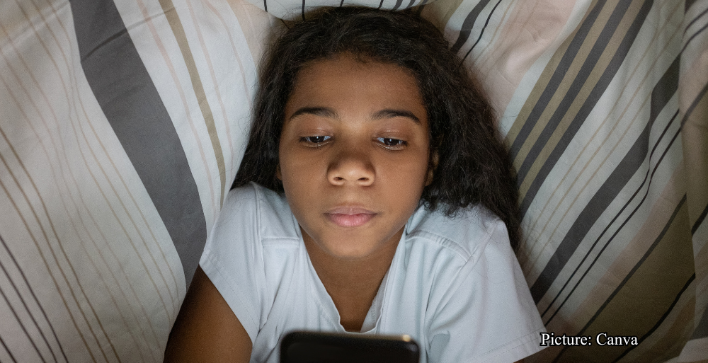 Health & Wellness Americans are ‘Doomscrolling’ at Bedtime Prioritizing Screen Time Over Sleep