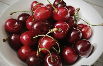 Photo Registered Dietitians Recommend Pistachios and Tart Cherries as Healthy Late Night Snack