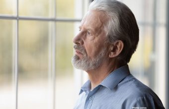 Photo Study Reveals Complex Link Between Loneliness and Memory Problems in Older Adults