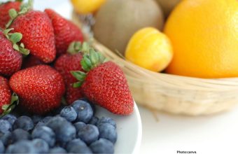 Photo The Role of Anti Inflammatory Fruits in Reducing Chronic Inflammation Risks